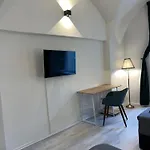Hostel 24-7 *