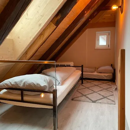 24-7 بيت شباب