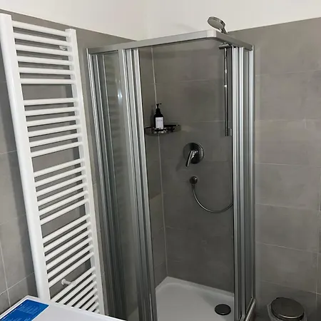 24-7 Hostel *